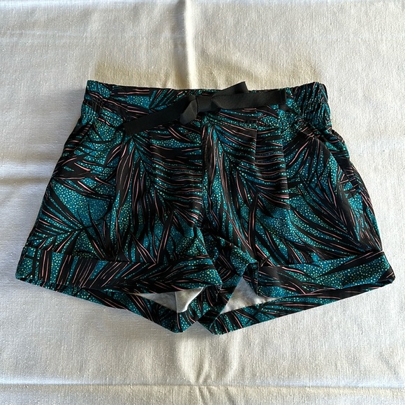 lululemon athletica Black and Teal Patterned Women Shorts - Picture 1 of 8